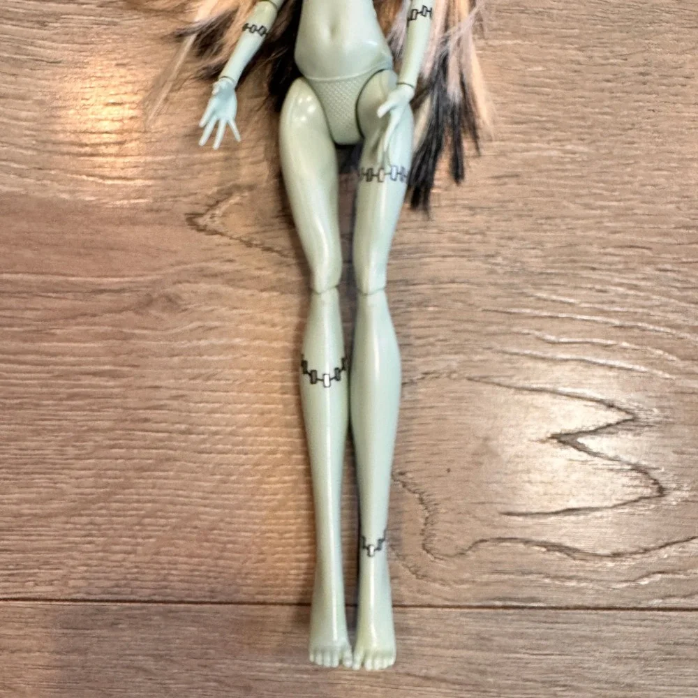 Monster High Frankie Stein Dead Tired Doll‎ Light Green Skin Stitched Details